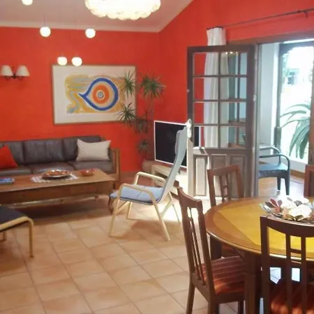 Sleeps 6 Pool Wifi Daire