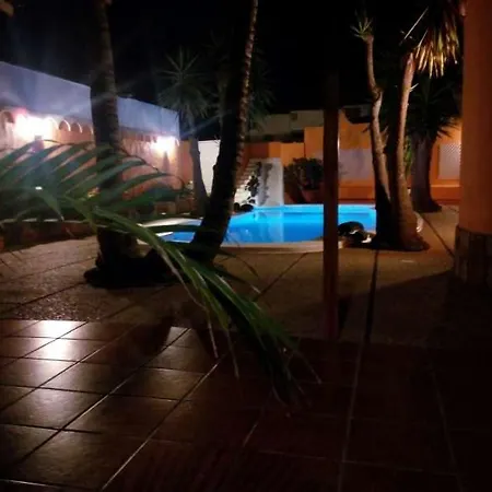 Sleeps 6 Pool Wifi Daire *